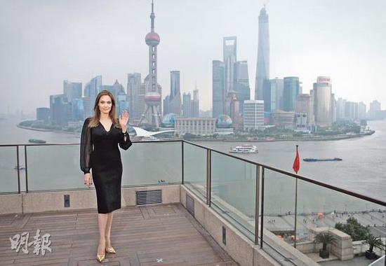 女星安吉丽娜·朱莉首次到中国黑色长裙靓丽(图)
