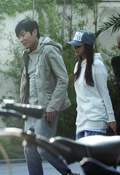 ���ܾ������ѽӺ��ӱ�͵�ķ�΢��ŭ�⹷�У�ͼ��