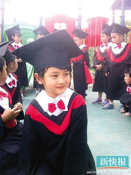 田亮爱女幼儿园毕业照曝光 穿小学士服出镜(图)