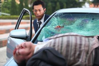 古天乐拍新片险毁容替身砸碎挡风玻璃(图)