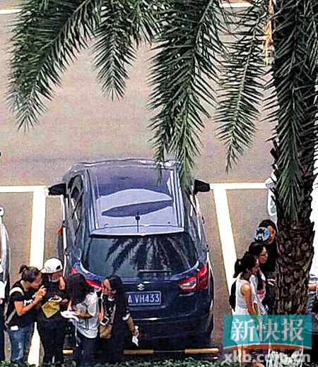 粉丝为目睹EXO真容踩塌他人车顶(图)