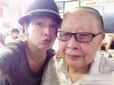 ����Ӣɹ��Ů�������ѳ��丸�ǡ������衱��ͼ��