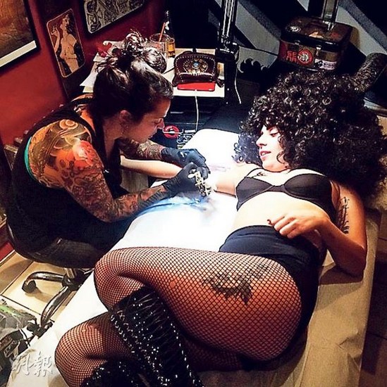 LadyGagaɹ��������װ���Ŷ���ըͷ��ͼ��