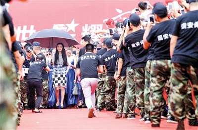 �������������ڷ�����ȹ�̽��ڱ�����Ů��ͼ��