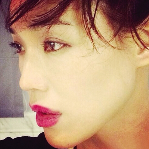 舒淇晒侧脸美照 性感红唇展女神风采(图)