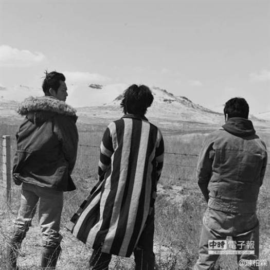 陈柏霖晒野外合影冯绍峰害羞称“私房照”(图)