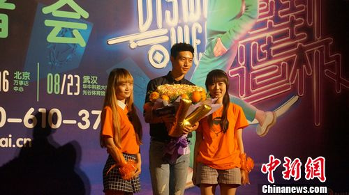 魏晨宣布巡演北京站将请“长腿男神”助阵(组图)