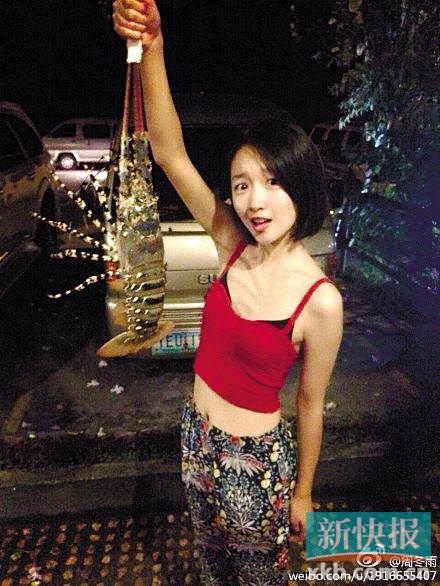 周冬雨手拿大龙虾表情夸张获赞“女汉子”(图)