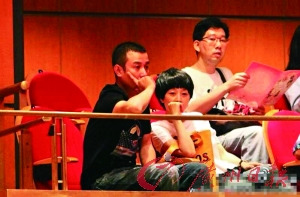 文章马伊琍参加孩子毕业演出男方用手捂脸(图)