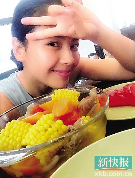 刘涛比剪刀手素颜与美食合照呼唤老公回家(图)
