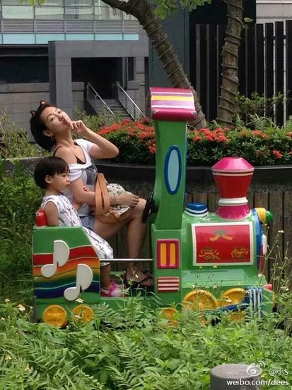 小S坐儿童火车摆搞怪姿势女儿淡定呆萌(图)