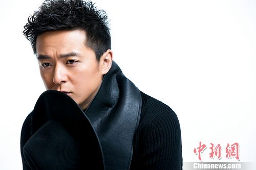 朱雨辰时尚大片曝光 穿黑皮衣耍帅装酷(组图)(2)