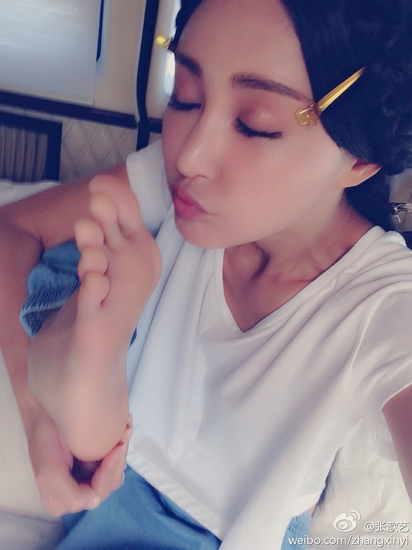 张歆艺闻脚丫表情陶醉 称:心多大脚多香(图)