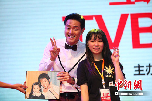 萧正楠亮相华数互动电视节与李诗韵飙歌(图)
