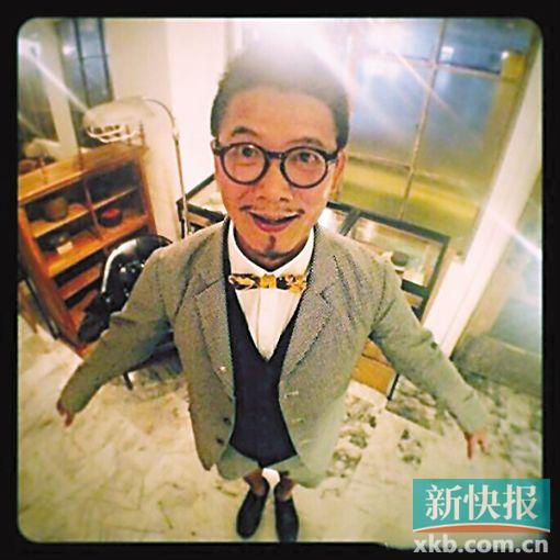 柯震东父亲帅气照曝光戴黑框眼镜留小胡子(图)