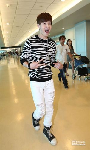 SuperJunior-M��ԱHenry��̨�ȼ�����ˣ˧��ͼ��