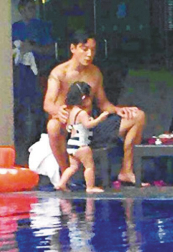 吴彦祖半裸陪女儿游泳爱女肥嘟嘟可爱(图)