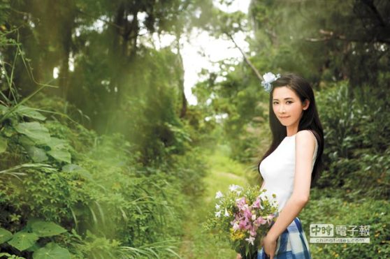 林志玲秀美腿对岩石献吻跳“蚊子舞”(图)