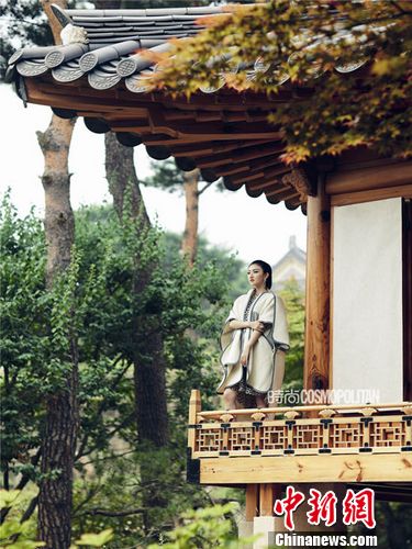 景甜剧组过节思念家人晒饰演“大玉儿”照(图)