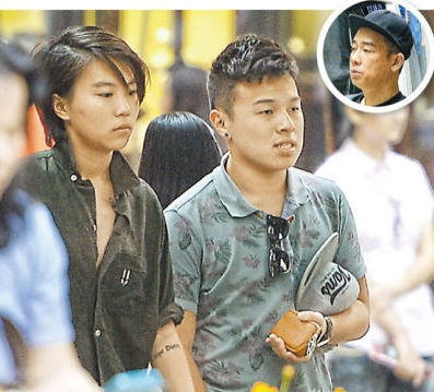 17岁窦靖童被拍到与男性好友逛街(图)