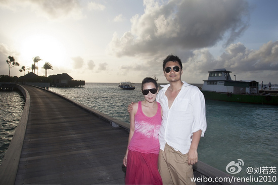 刘若英晒夫妻恩爱合影自证已怀孕:迎接新生命