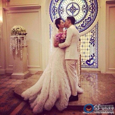 李承铉与戚薇大婚现场曝光两人交换戒指(图)