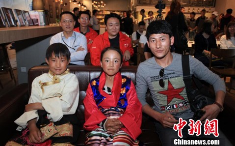 《大山里的声音》办看片会夏雨与藏族师生唱主题曲