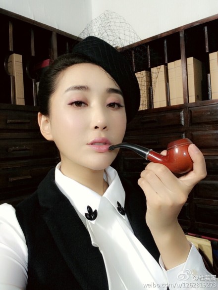 女星杜若溪拿烟斗自拍 时而帅酷时而冷艳(组图) (3)