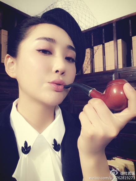 女星杜若溪拿烟斗自拍 时而帅酷时而冷艳(组图) (4)