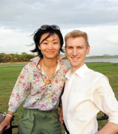 ��һ��Ů���ѽ�����ո����Ϲ���Ӱ�ع⣨ͼ��