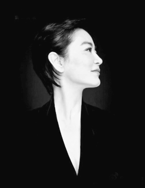 林青霞新书封面曝光 黑色深v气质古典(图)