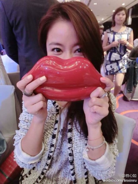 林心如晒美照庆“光棍节”:最后一次用力过节(图)