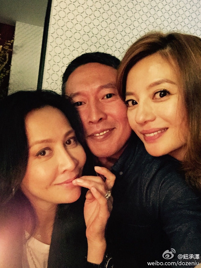 钮承泽与赵薇刘嘉玲合影 脸贴脸画面温馨(图)