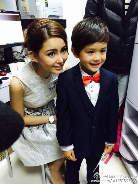 昆凌婚礼上四套礼服曝光 被赞像芭比娃娃(组图)(3)