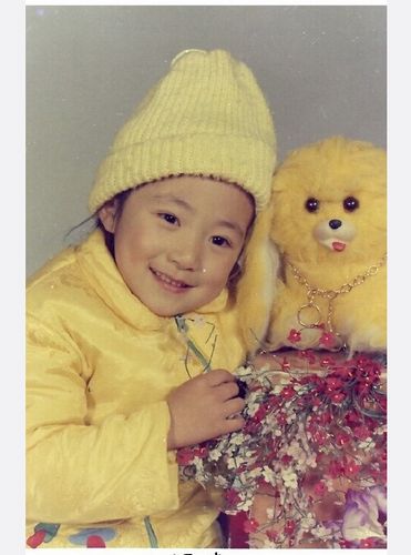 韩雪晒童年逗趣照 爬树爬房抱瓶喝饮料(组图)(7)