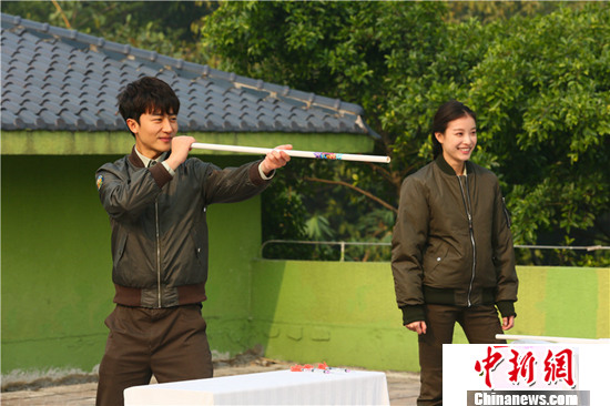 ���ݻ���������Ӫ��ʦ�䡰�Ի���͵�ȹ�ͷ����ͼ��