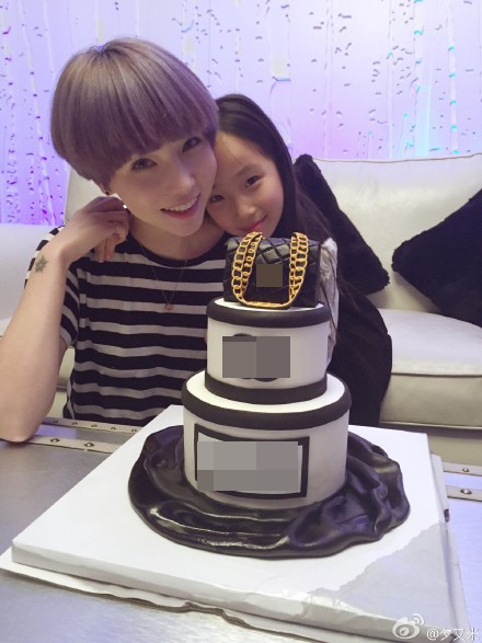 ������Ů���ع���ĸ���໥����Ц��������ͼ��