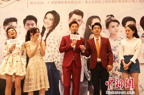 心香女人迎探班韩栋江铠同上演公主抱图2