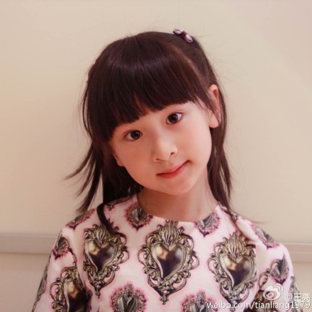 田亮晒森碟俏皮9连拍 为女儿庆祝生日(图)(2)