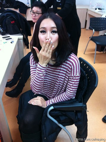 48岁那英晒大头自拍照 头发束起穿吊带衫出镜(图)(7)