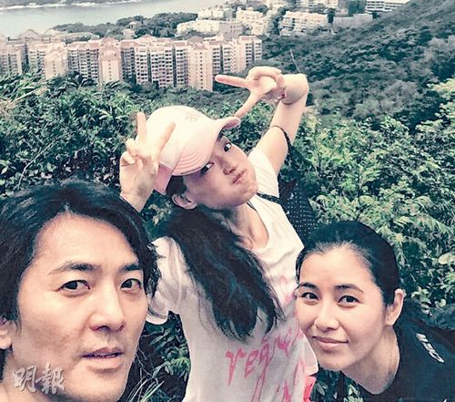 舒淇与郑伊健夫妇相约爬山 当"电灯泡"(图)