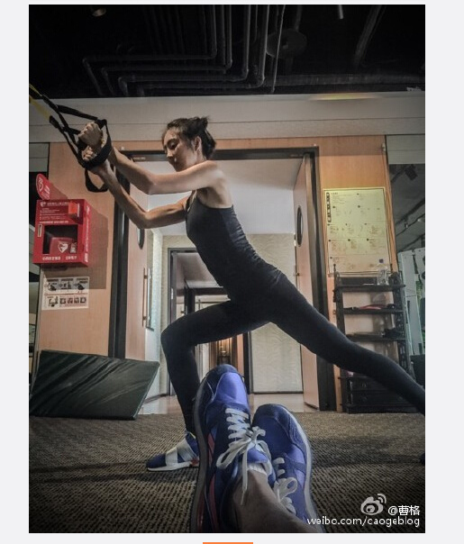 曹格晒妻子健身照 吴速玲对镜头霸气出拳(组图)(4)