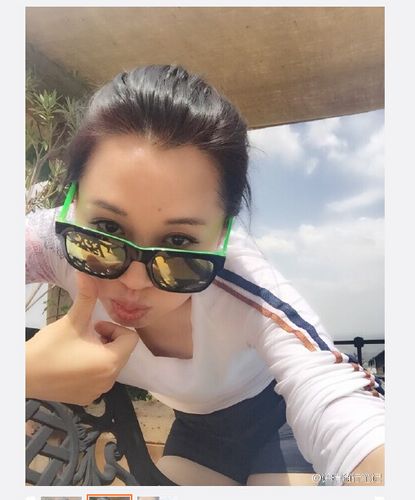 许晴晒自拍美照 戴墨镜俯身嘟嘴卖萌(图)(2)