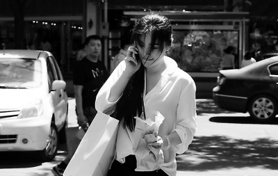 刘翔妻子葛天素颜出街头发凌乱烈日下吃快餐(图)