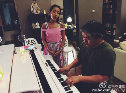 刘欢家中宴请好友吃美食弹琴为吉克隽逸伴奏(图)