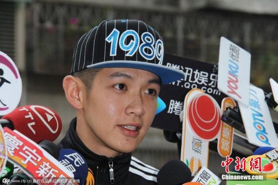 柯震东玩通宵遭遇车祸跑车撞树后翻车