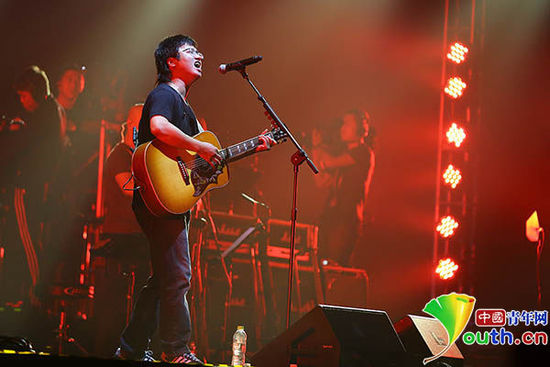 歌手李志巡演落幕下跪感谢工作人员:他们最辛苦