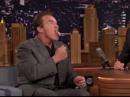 施瓦辛格模仿主持人舔雪茄表情表情搞笑(图)