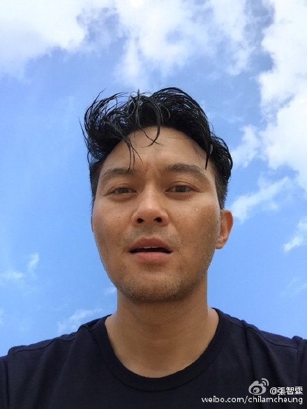 张智霖自拍照显硬汉一面爱子魔童海边跳跃(图)