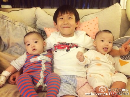 范玮琪给双胞胎爱子穿不同衣服网友:飞飞比较胖